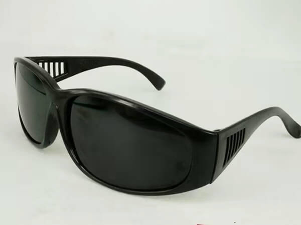 正确选择防护镜片及涂层做好眼部防护